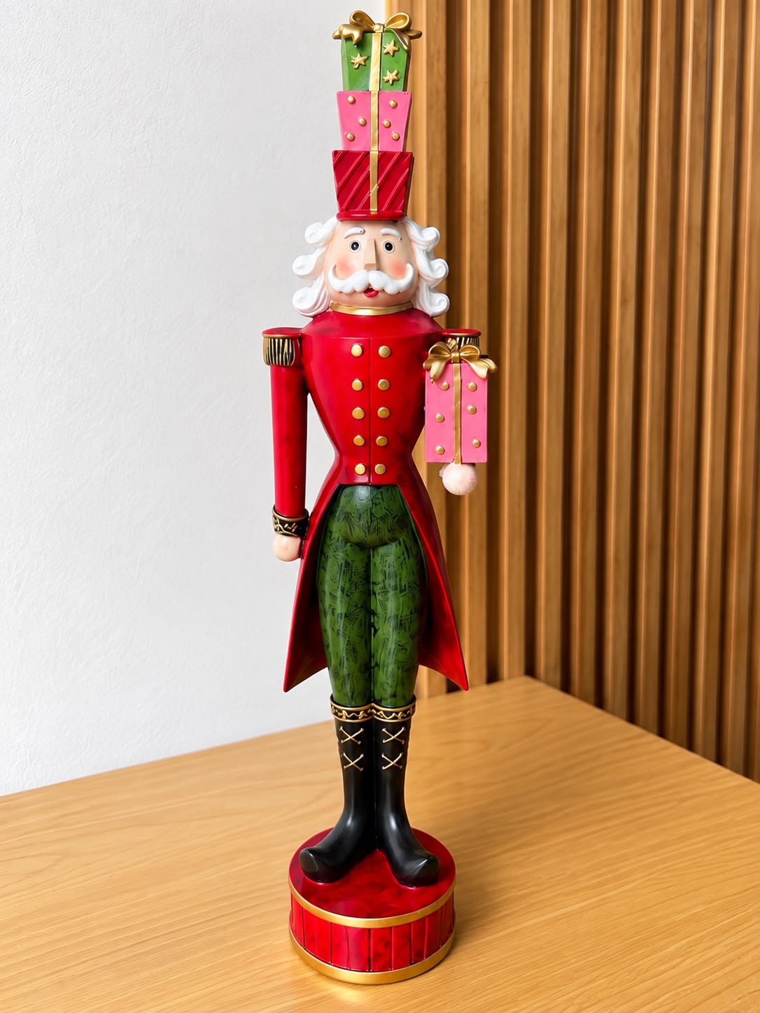 Cascanuez Navideño con Regalo